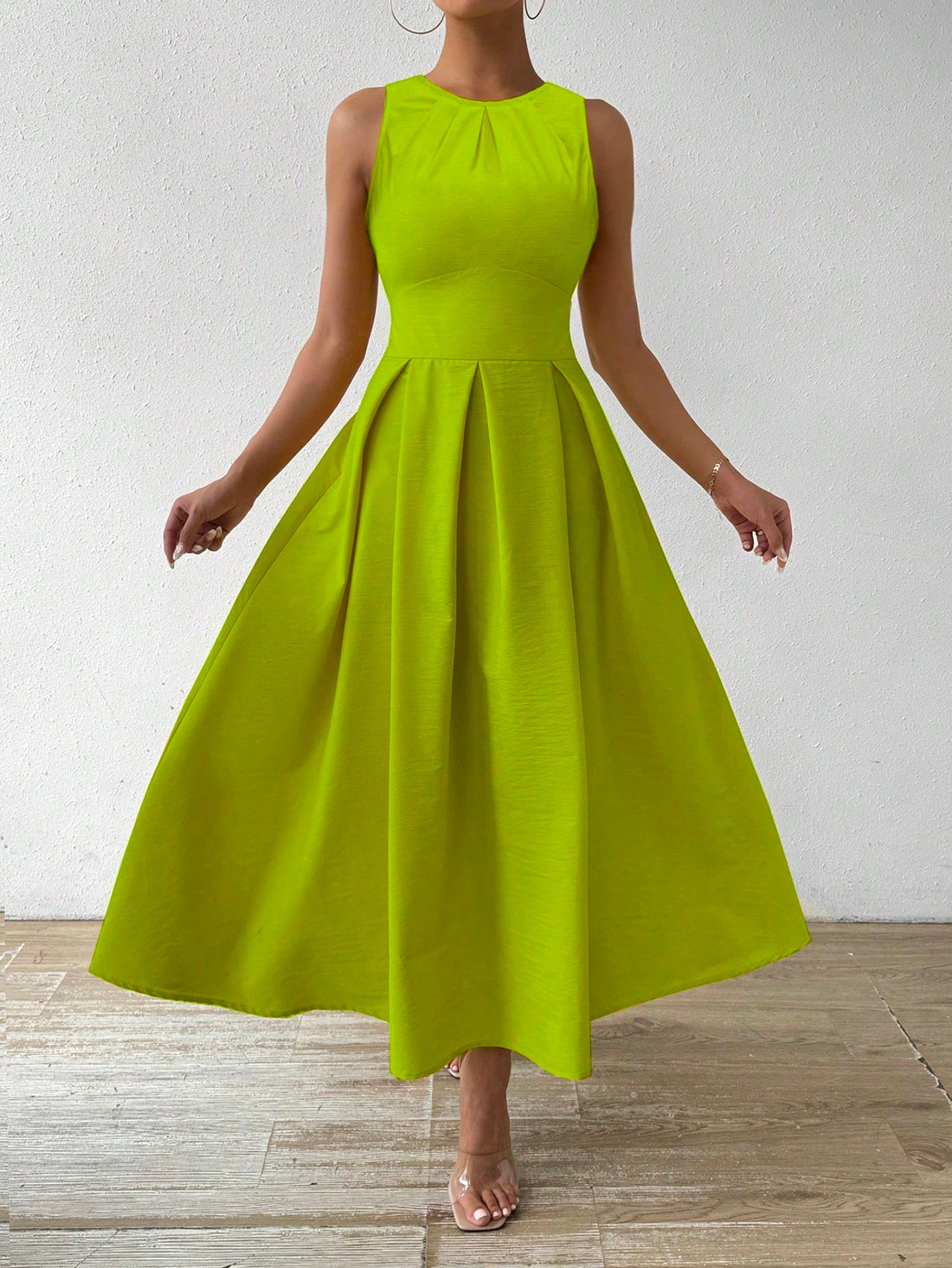 This chic sleeveless midi dress from Radiant in Raffin is the perfect addition to your summer wardrobe. With its stylish design and comfortable fit, it's an easy choice for any occasion. Stay cool and trendy this season with this must-have dress.