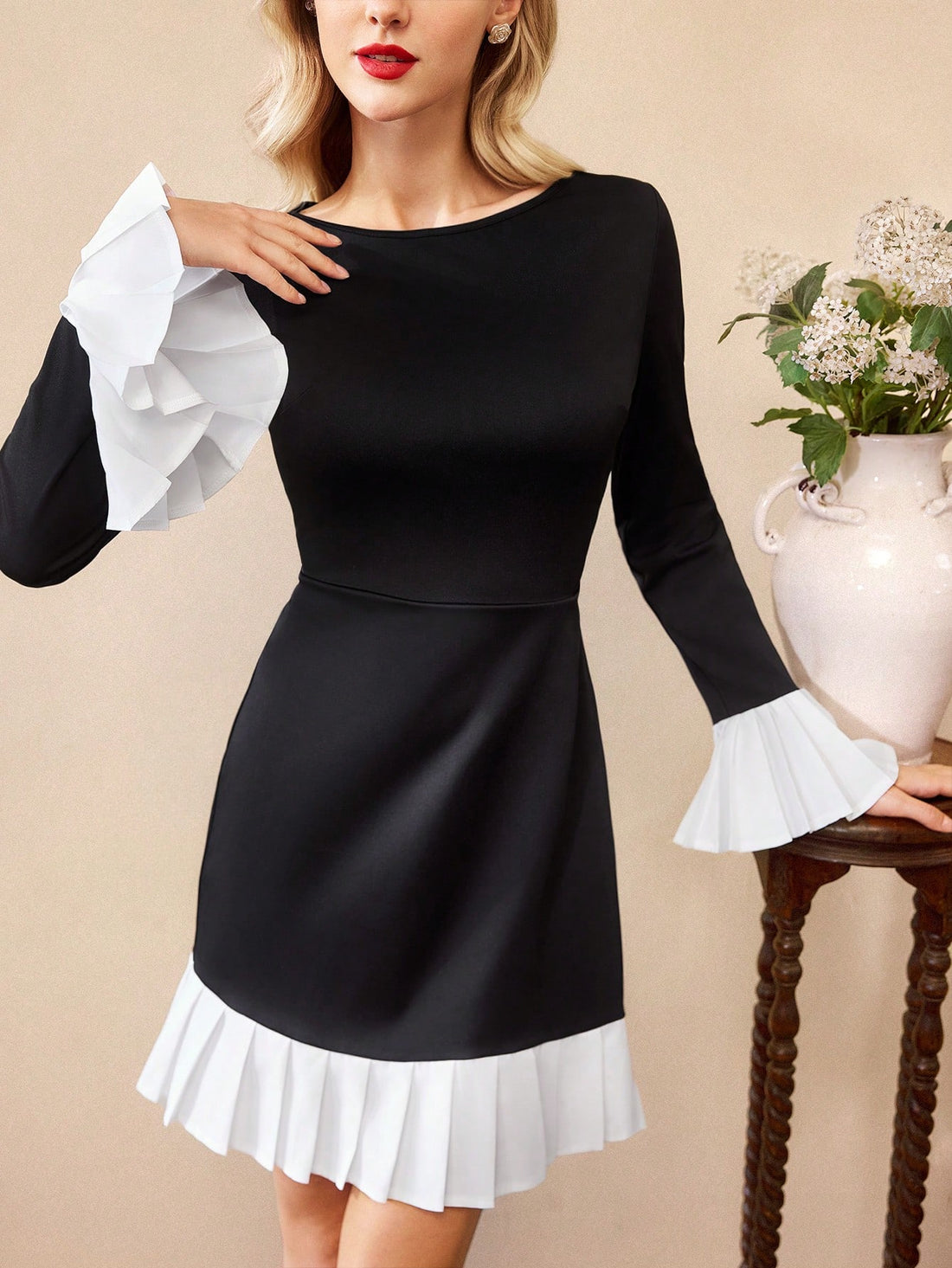 Add a touch of retro elegance to your wardrobe with our Colour Block Pleated Flare Sleeve Dress for Autumn/Winter. The pleated design and flare sleeves offer a unique and playful look, perfect for any occasion. Stay on-trend and make a statement this season!