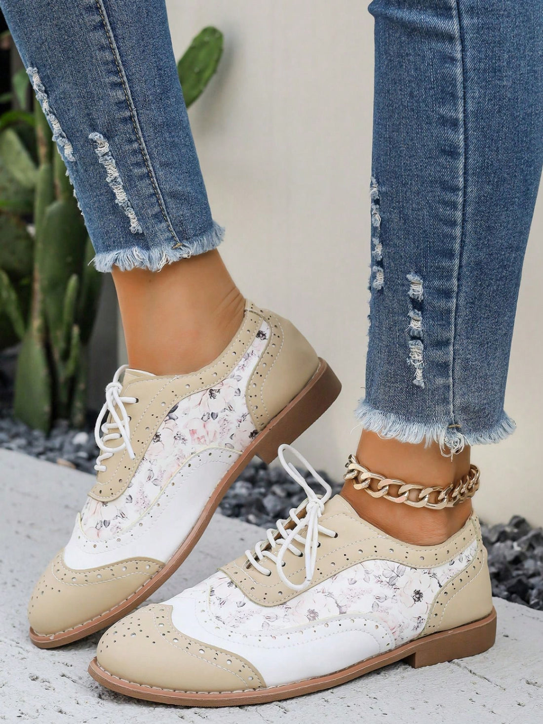 Experience the ultimate comfort with our Retro Style Color Block Round Toe Sneakers for 2024. These sneakers feature an innovative design that combines retro style with modern technology, providing superior comfort for your feet. Get ready to step into the future with these must-have shoes.