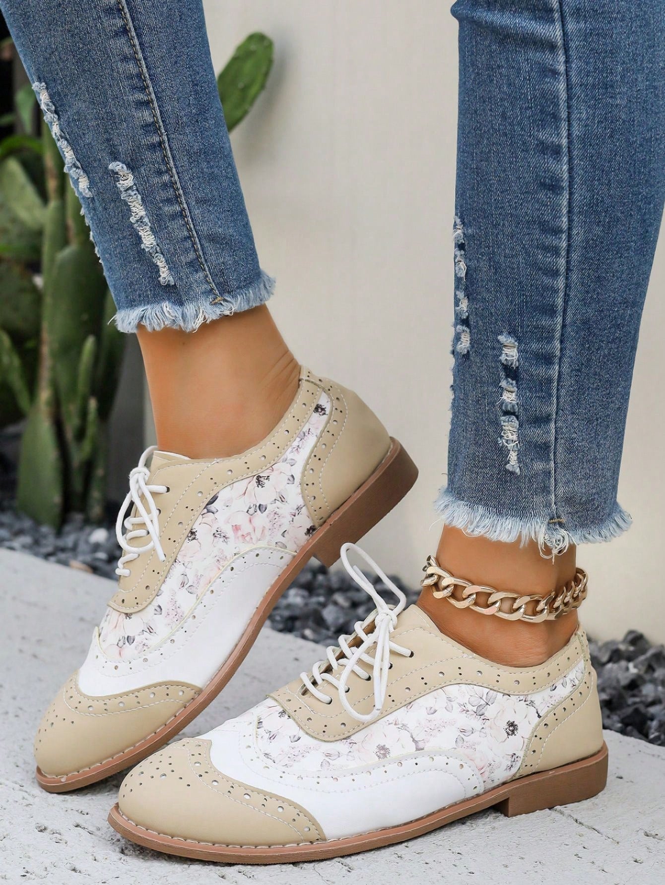 Experience the ultimate comfort with our Retro Style Color Block Round Toe Sneakers for 2024. These sneakers feature an innovative design that combines retro style with modern technology, providing superior comfort for your feet. Get ready to step into the future with these must-have shoes.