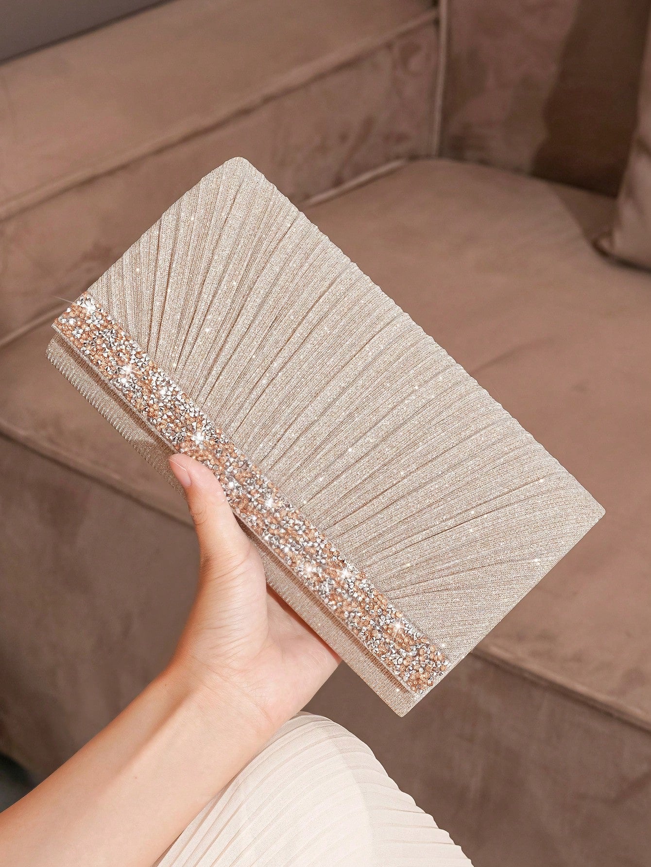 Make a statement with the luxurious Glitter Handbag! Perfect for party girls and brides, this ultimate clutch adds a touch of sparkle and shine to any outfit. The perfect accessory for any special occasion, this bag is a must-have for those who want to stand out.