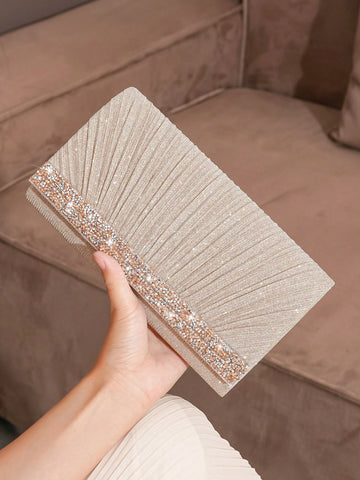 Make a statement with the luxurious Glitter Handbag! Perfect for party girls and brides, this ultimate clutch adds a touch of sparkle and shine to any outfit. The perfect accessory for any special occasion, this bag is a must-have for those who want to stand out.