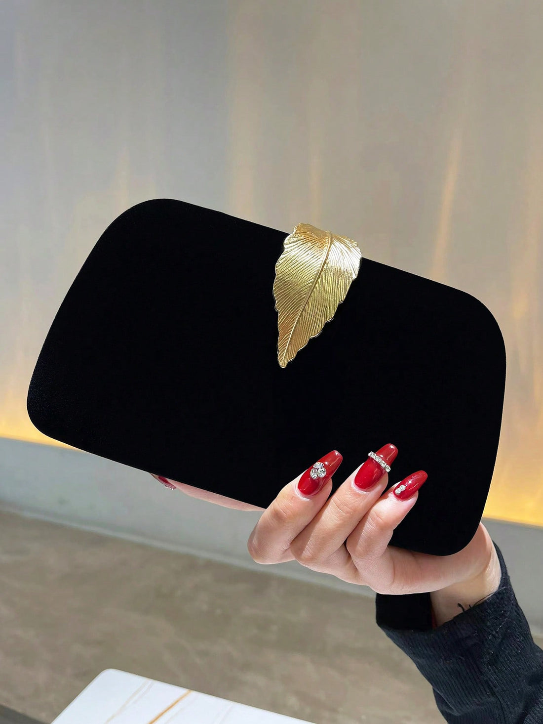 Sparkling Elegance: This exquisite clutch bag will add a touch of glamour to any evening event or party. Its glittery design will catch the light and dazzle all around you. Elevate your style and make a statement with this stunning accessory.