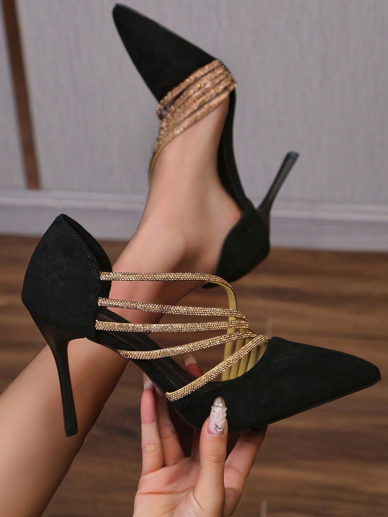 These high heel stilettos will add a touch of glamour to any outfit with their sparkling rhinestone decoration. Designed for every occasion, they offer both style and comfort. Perfect for a night out or a special event, these elegant shoes will make a statement with every step.