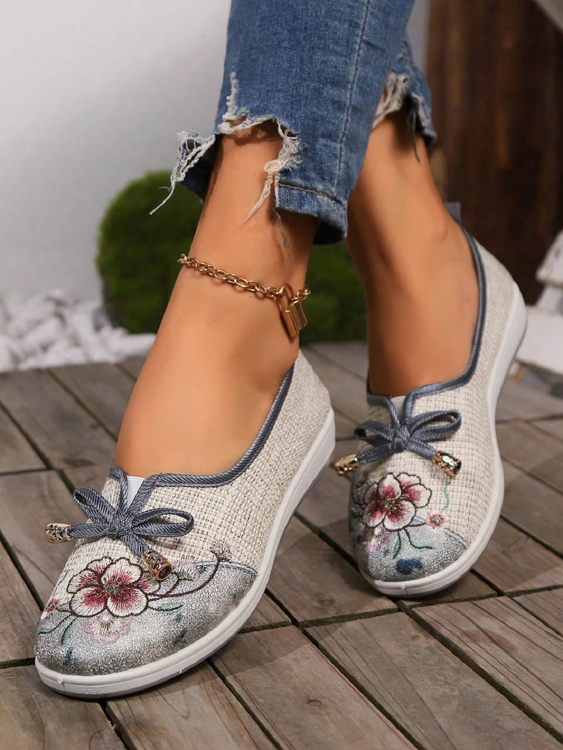 Expertly crafted with beautiful spring blossom embroidery, these floral flat shoes are the perfect choice for casual wear. The intricate embroidery adds a touch of elegance to these comfortable shoes, making them a stylish and versatile addition to any wardrobe.