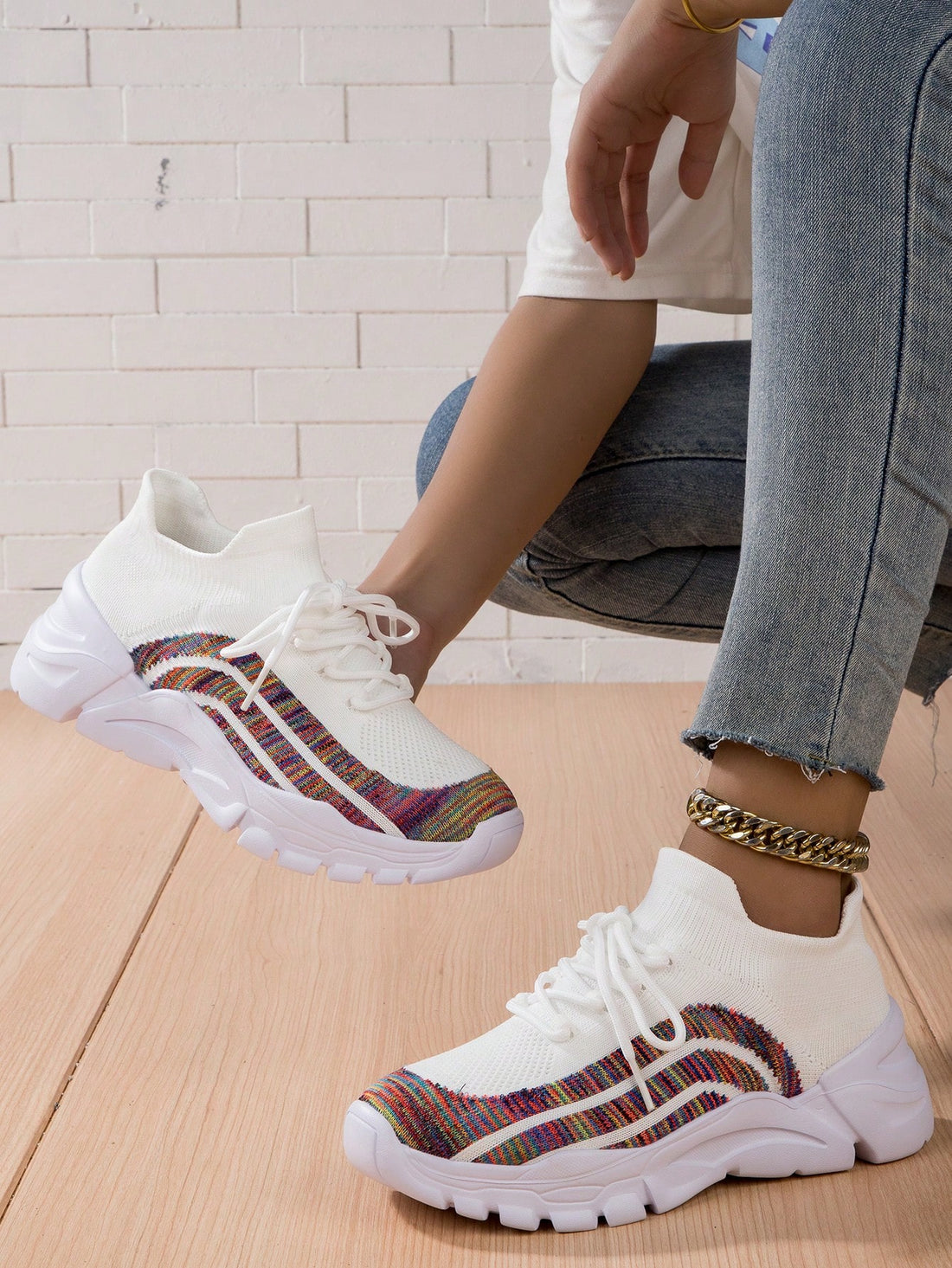 Stay comfortable and stylish on your runs with our sports shoes. With innovative cooling technology, you'll stay cool and dry no matter how intense your workout. These shoes are the perfect running companion, providing both style and performance. 