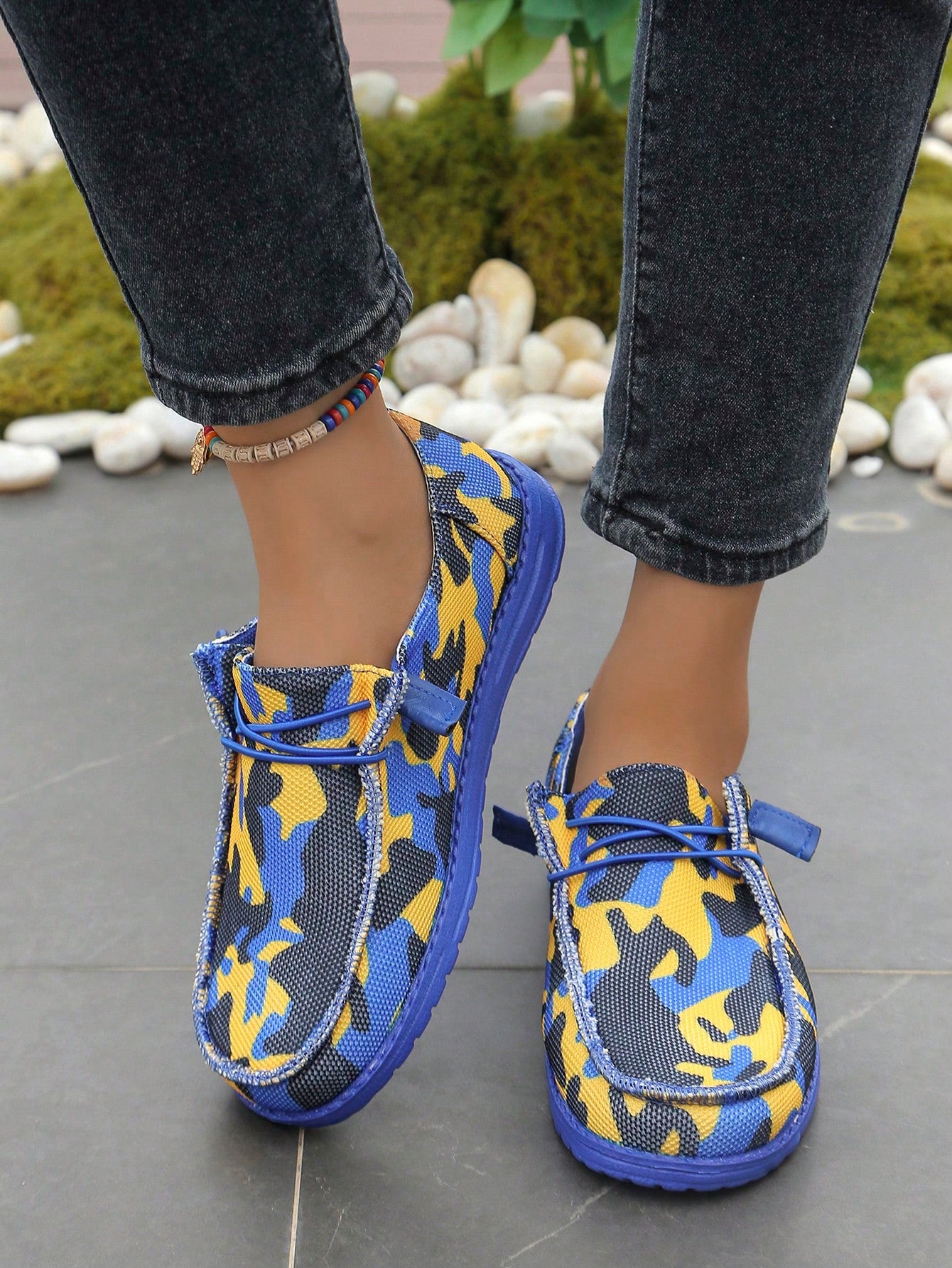 Stay stylish and comfortable in any season with our women's lightweight camouflage sports shoes. Made with high-quality materials, these shoes offer both style and comfort. Perfect for any occasion, whether you're working out or running errands. 