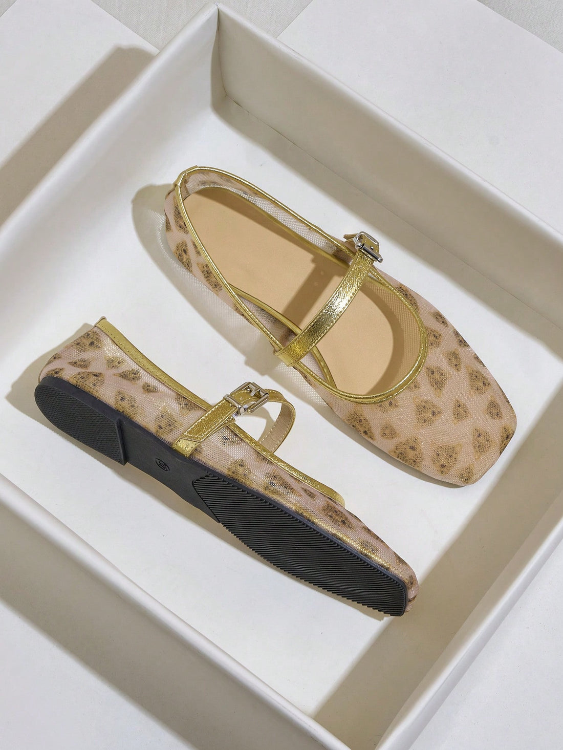 Unleash your wild side with our Stylish Leopard Head Net Gauze Ballet Flats for Women! Featuring a breathable design perfect for summer, these casual sandals will keep you stylish and comfortable. Available in gold and brown, they're the purr-fect addition to any outfit. Meow!