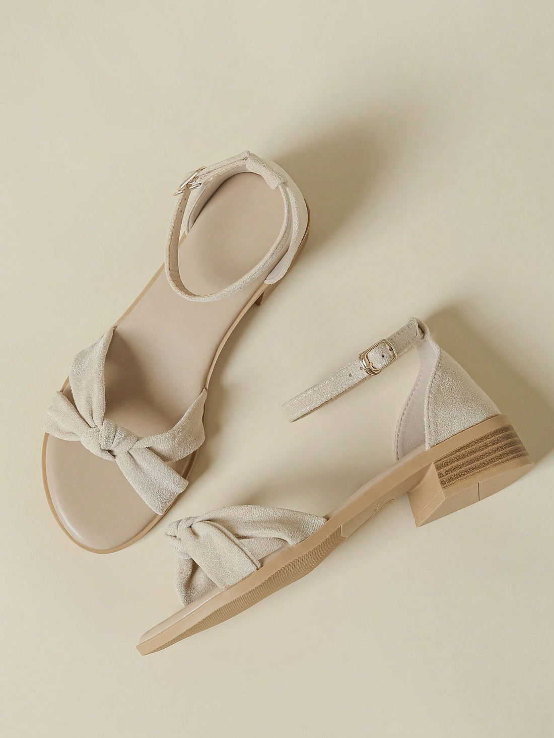 Step into summer with our playful Mid Heel Sandals! These peep-toe suede beauties offer the perfect blend of style and comfort for all your warm-weather escapades. Strut along the shoreline or dance the night away – your feet will thank you for choosing these adventure-ready companions that look as good as they feel!