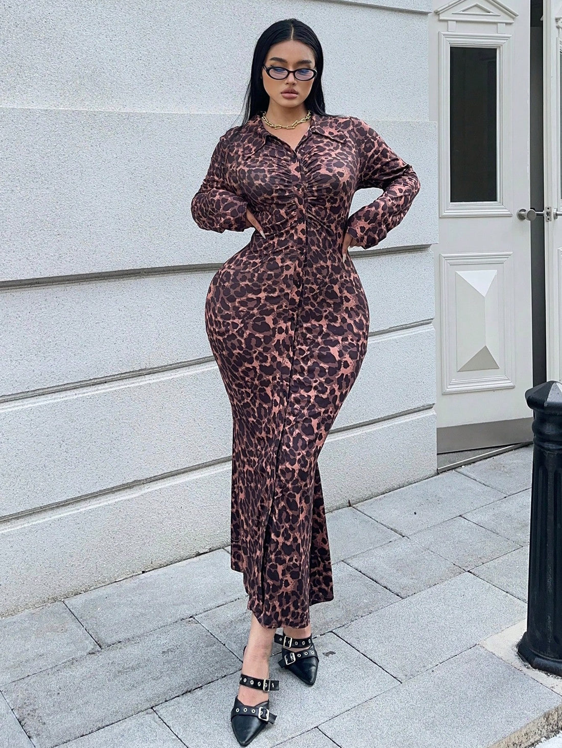 Unleash your wild side with this Stylish Plus Size Women's Autumn Leopard Print Long Sleeve Maxi Dress. The pleated design adds a playful touch to this dress, making it perfect for any occasion. Stay cozy and stylish this season with this must-have piece! (Meow!)