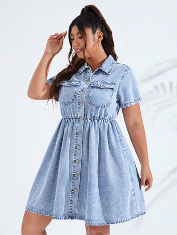 This plus size denim dress is your new go-to for casual cool with a twist. Featuring handy pockets and breezy short sleeves, it combines comfort and style effortlessly. Perfect for everything from brunch dates to weekend adventures, it turns everyday moments into a fashionable affair. Slip it on and let your confidence shine!
