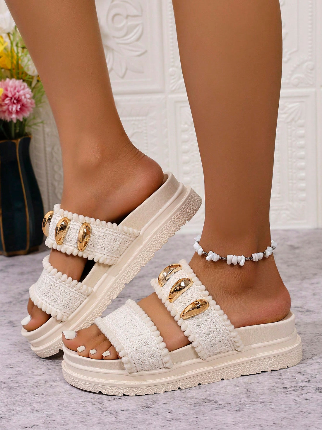 Step into spring with these stylish plus size women’s sandals designed for comfort and fun! Featuring a thick sole that cushions every step, these beach slippers keep you cozy whether you’re strolling on sand or city streets. Brighten your warm-weather wardrobe with a playful touch that’s perfect for sunny days and easy outings.