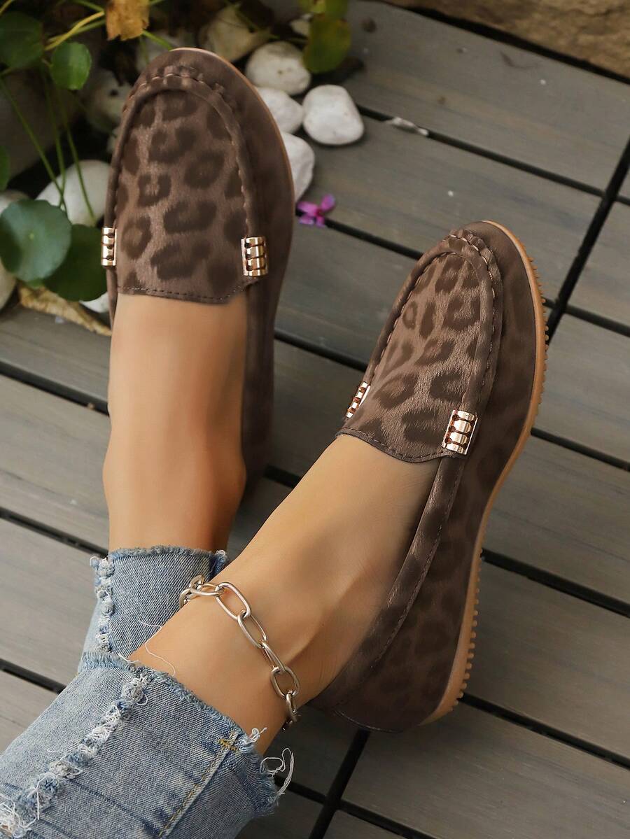 Step into style with these fabulous plus-size loafers that blend velvet softness with bold leopard print flair. Designed for all-day comfort, the slip-on silhouette means zero fuss—just slip them on and go. Whether you're heading to brunch, running errands, or keeping it casual at home, these statement shoes bring personality to any outfit. The plush velvet texture feels as good as it looks, while the eye-catching leopard pattern adds that perfect touch of sass. Comfort meets confidence in every step!