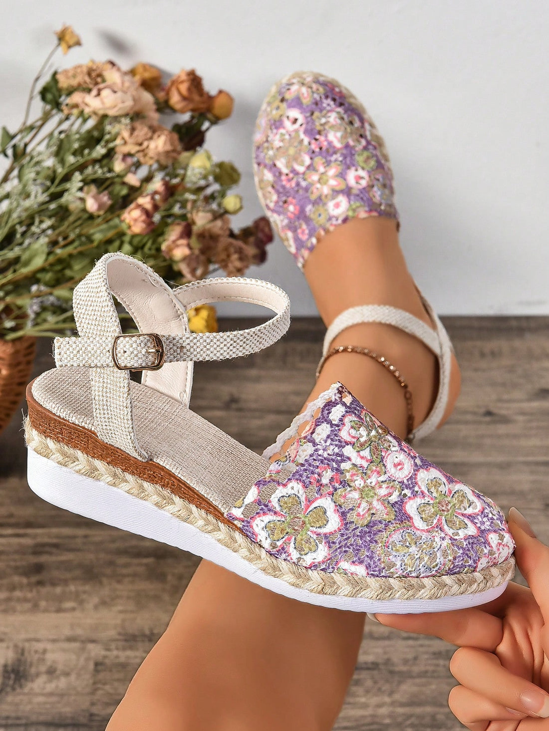 Step into summer with these stylish women's beige linen wedge heels! Their breathable linen fabric keeps your feet cool, while the non-slip sole ensures confident strides on any surface. Perfect for adding a playful touch to your sunny-day outfits, these wedges combine comfort and chic effortlessly.
