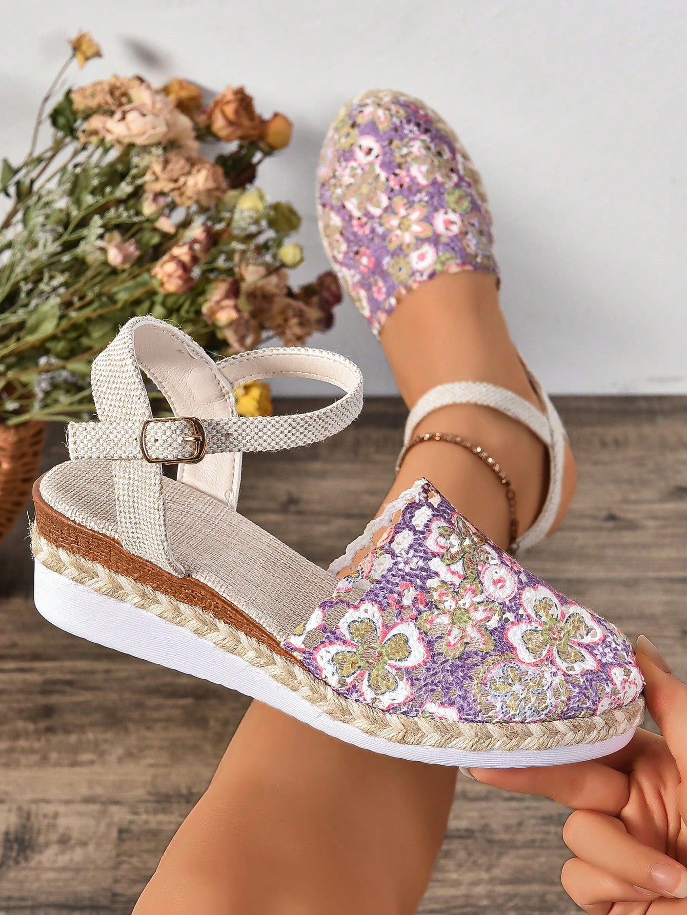 Step into summer with these stylish women's beige linen wedge heels! Their breathable linen fabric keeps your feet cool, while the non-slip sole ensures confident strides on any surface. Perfect for adding a playful touch to your sunny-day outfits, these wedges combine comfort and chic effortlessly.
