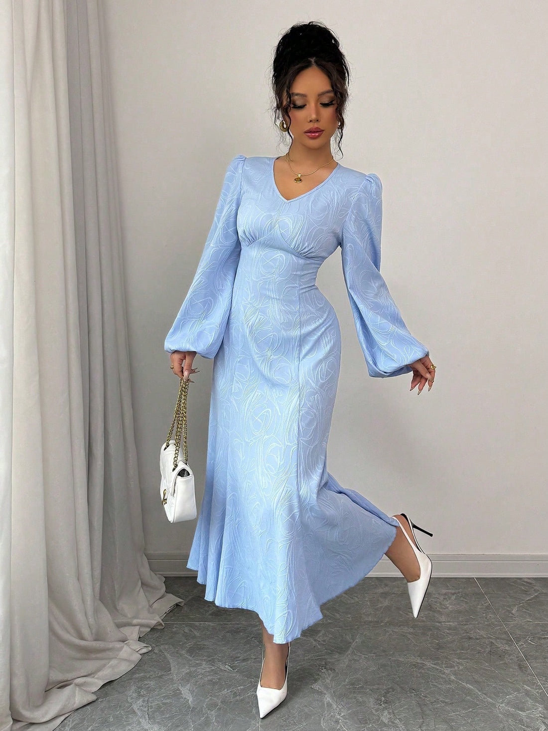 Effortless elegance is achievable with our Stylish Women's Blue Jacquard Dress. This knee-length, fitted dress features a flared hem for a touch of playfulness. The jacquard fabric adds a unique texture to the dress, making it perfect for any occasion. Look effortlessly stylish in this dress!
