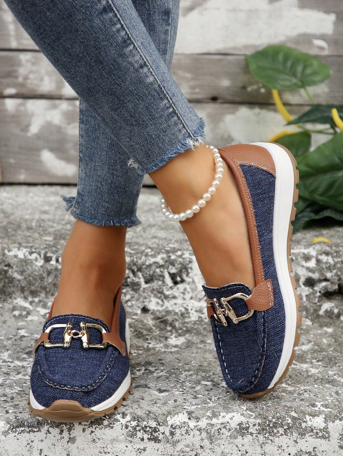 Step up your shoe game with these stylish women's casual sports loafers! The soft sole provides all-day comfort, while the chic metal chain detail adds a touch of glamour. Effortlessly combine fashion and function with these trendy and versatile shoes. (No more choosing between cute and comfortable!)