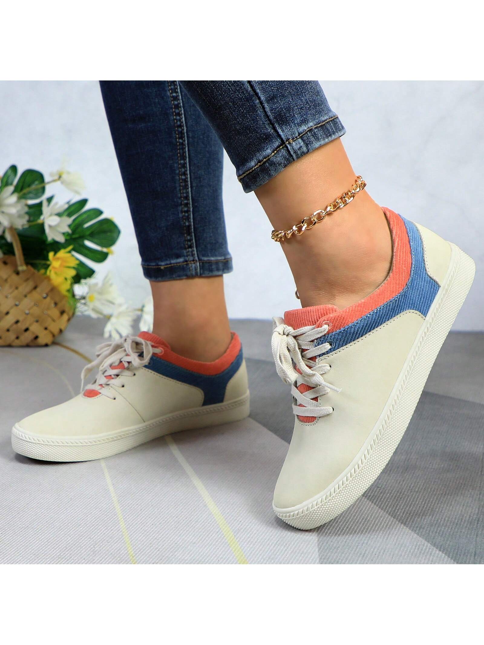 These stylish leather sneakers are designed with arch support and lightweight outsoles for all-day walking comfort. Perfect for women looking for both style and comfort in their footwear. Walk in style and comfort all day long with these sneakers!
