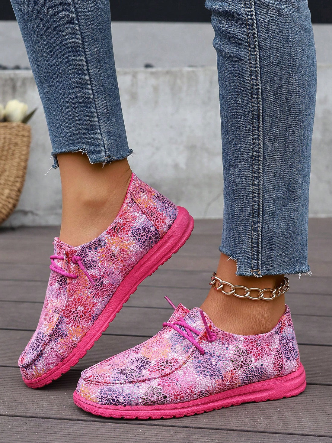 Experience style and comfort with our all-season sneakers, the perfect choice for walking and leisure. Designed for women, these sneakers offer the ideal combination of fashion and functionality. Enjoy your activities with the utmost comfort and make a statement with our stylish sneakers.