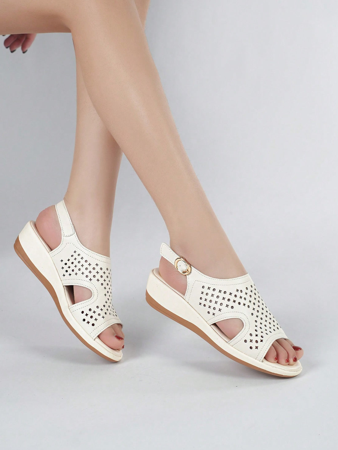 Introducing Summer Comfort, the perfect lightweight wedge sandals for women! These versatile sandals are designed for the outdoors and feature a non-slip sole. Say goodbye to uncomfortable and slippery footwear. Embrace the comfort and style of Summer Comfort!