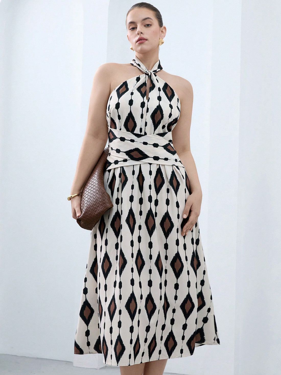 Turn heads with the Plus Size Glimmer Maxi, designed to dazzle! Featuring a chic halter neck and sparkling sequin embellishments, this dress hugs your waist to highlight your curves with effortless glamour. Perfect for making a statement at any event, it’s your go-to for sophisticated sparkle with a playful twist. Shine bright and own the night!