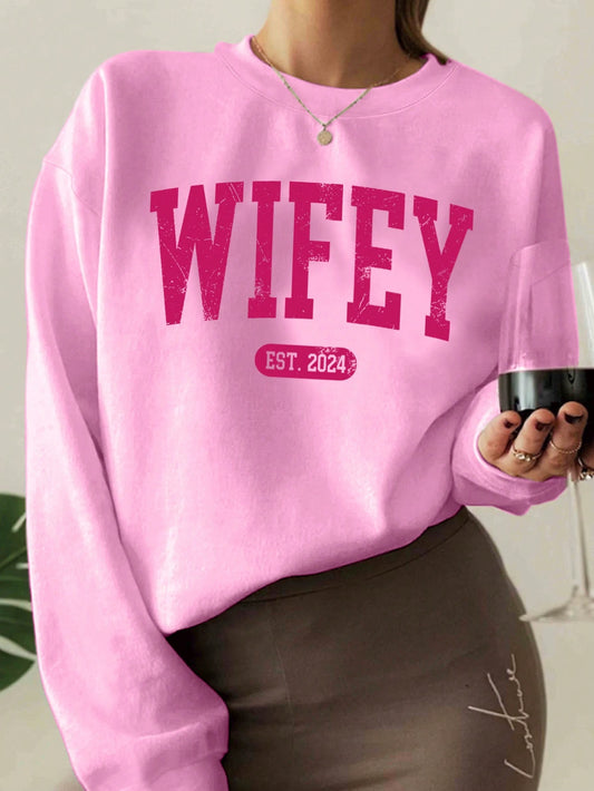 Elevate your style with this trendy letter printed sweatshirt. Made with effortless comfort in mind, this crew neck sweatshirt will add both fashion and comfort to your wardrobe. The perfect combination for a stylish and laid-back look.