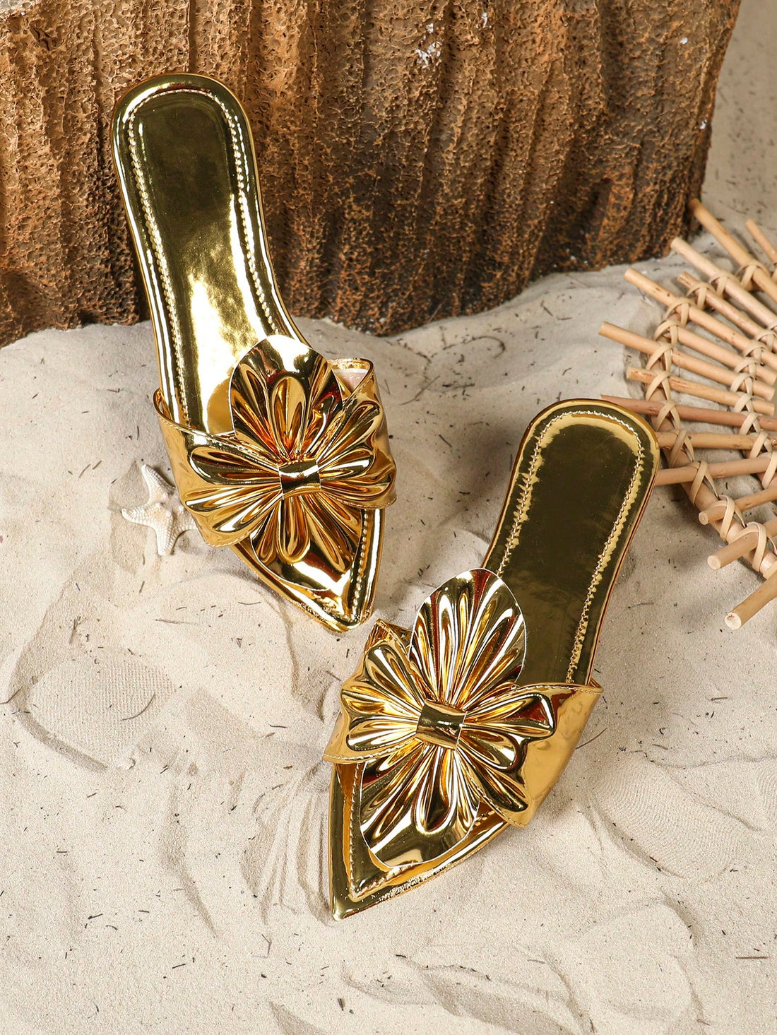 Step into summer with these trendy plus size gold flat sandals, perfectly designed for sunny days and warm nights. Featuring a playful sunflower decoration, they add a touch of sunshine to any outfit—whether you're at the beach, on vacation, or dancing at a wedding. Comfortable and eye-catching, these sandals keep you stylish and ready for all your summer adventures.