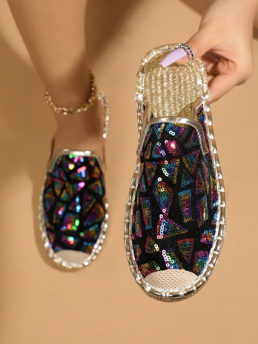 These slip-resistant flat sandals are perfect for outdoor adventures. The trendy and practical design ensures style and functionality. Made for the outdoors, these sandals provide a secure and stable footing, keeping you safe while exploring. A must-have for any outdoor enthusiast.