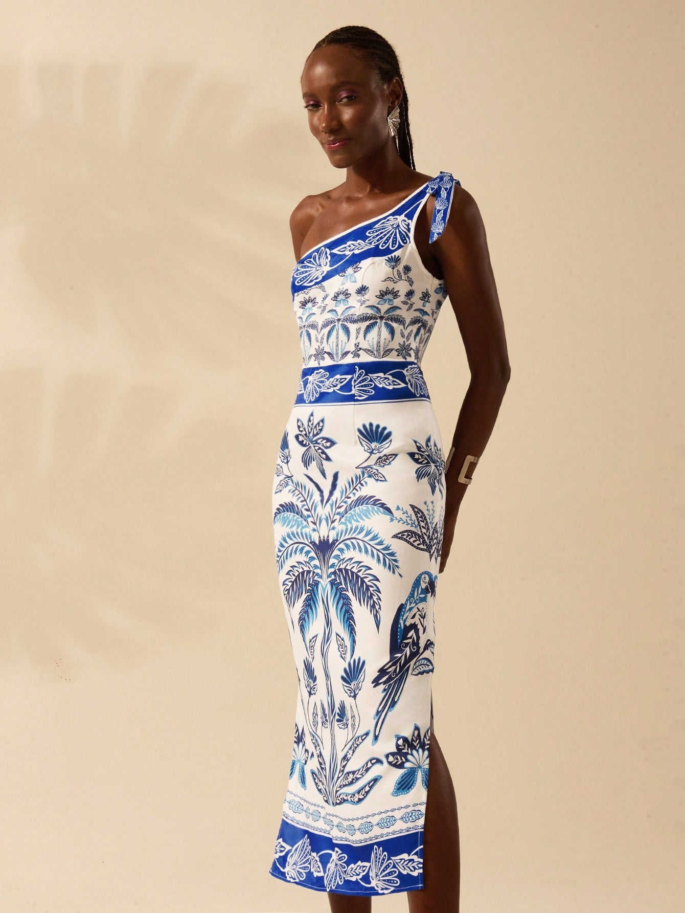 Get ready to embrace those tropical vibes with our Women's Boho One-Shoulder Parrot Print Summer Dress. This dress is perfect for your summer adventures, with a playful one-shoulder design and vibrant parrot print. Stand out in style and make a statement with our must-have dress!