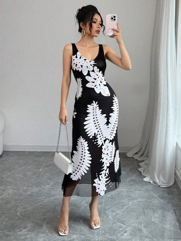 Get ready to turn heads with our V-Neck Printed Maxi Dress! Perfect for any summer occasion, this dress combines elegant style with casual comfort. Made with a chic resort wear design, it's the must-have addition to your summer wardrobe. Stay stylish all season long!