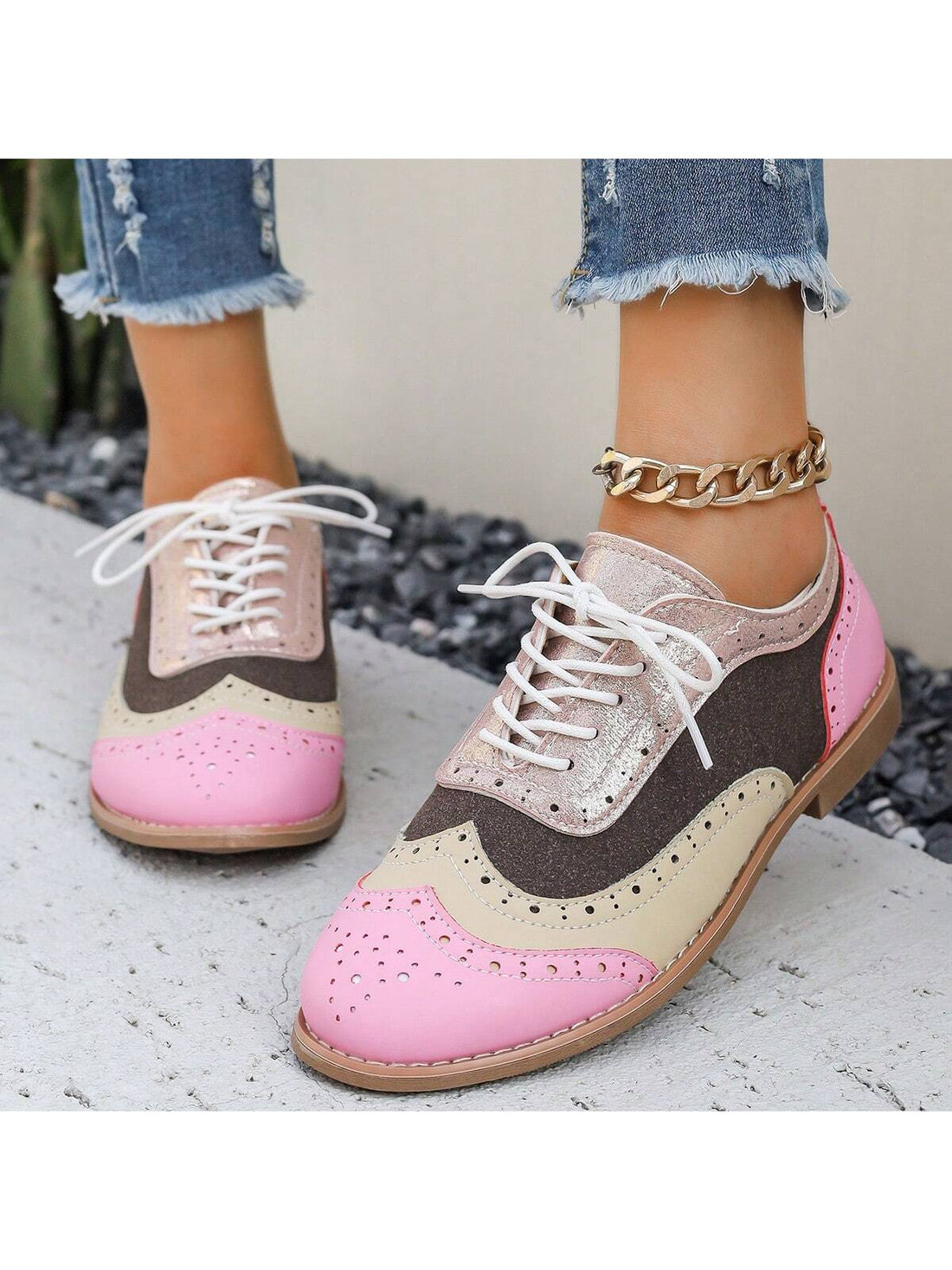 Step into fashion and comfort with our Vintage-Inspired British Style Large Size Flat Shoes for Women! These lace-up low heels provide the perfect combination of style and comfort for everyday wear. Say goodbye to aching feet and hello to effortless style!