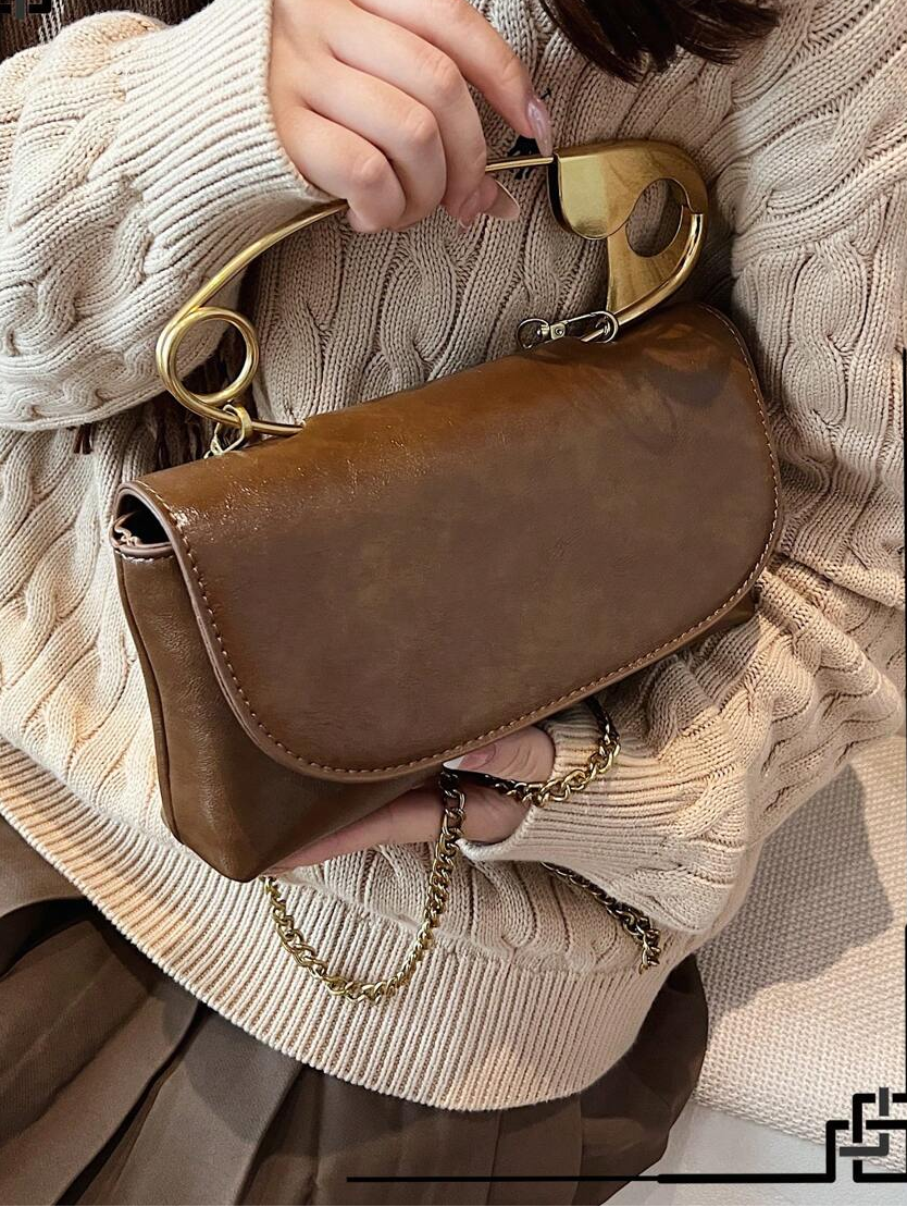 Add timeless elegance to your wardrobe with this vintage burgundy shoulder bag for women. Designed with a rich burgundy finish and a sophisticated decorative brooch, this versatile handbag blends classic charm with modern functionality, making it a stylish choice for both everyday wear and special occasions.