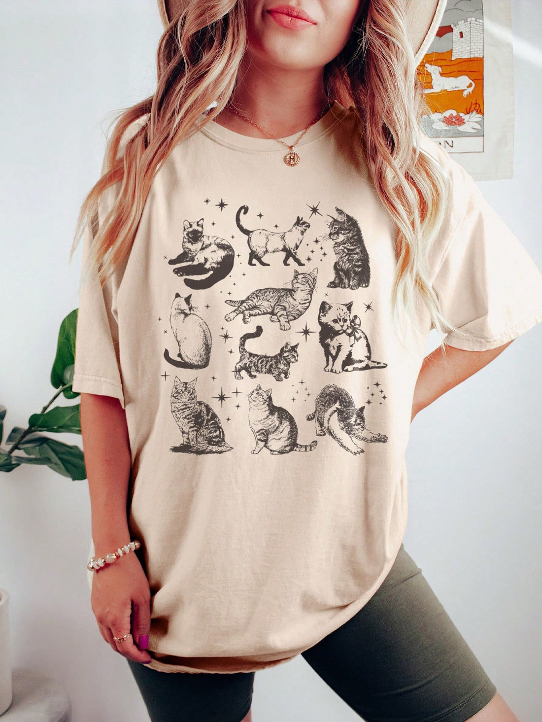 This vintage cat lover's graphic tee is both comfortable and colorful, featuring a loose sleeve design. Show off your love for cats with this stylish and lightweight t-shirt. Made with high quality materials, it's perfect for everyday wear or as a fun gift for any cat enthusiast.