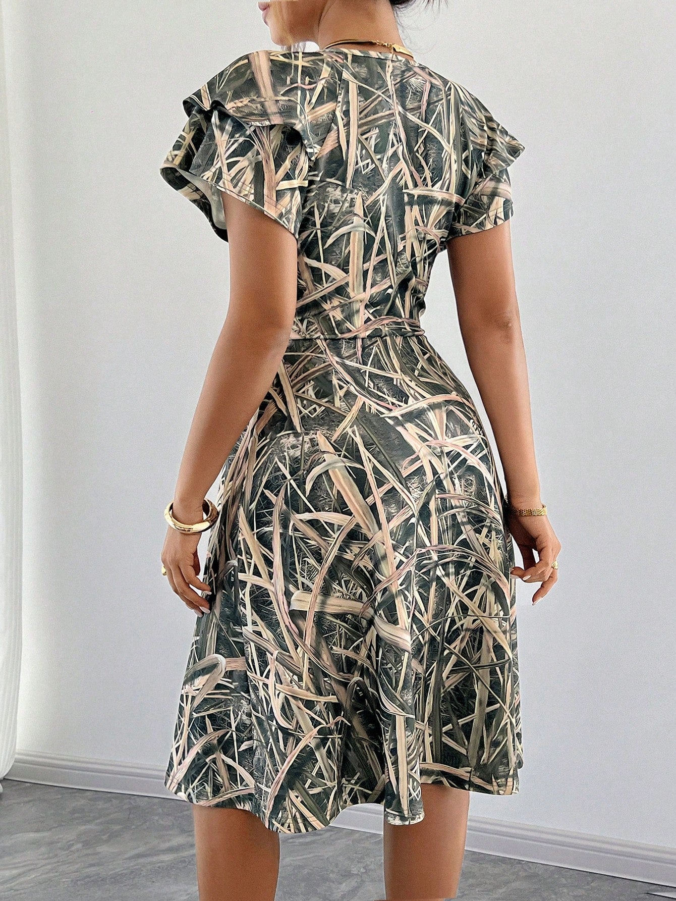 Indulge in the perfect combination of vintage and modern with our Floral Print Ruffle Hem Mid-Calf Dress. This dress exudes elegance and charm with its vintage-inspired floral print and playful ruffle hem. Perfect for any occasion, this dress will make you stand out with its unique style.