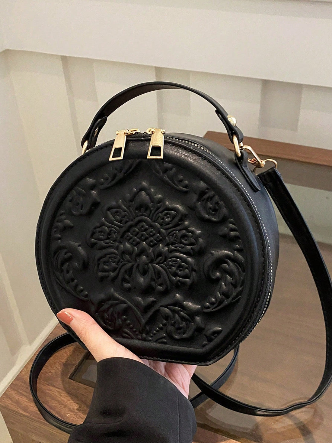 This vintage flower embossed round handbag is a chic essential for any commuter. The exquisite design adds a touch of elegance to your daily travels. With its spacious interior, it's perfect for carrying your everyday essentials. Travel in style and convenience with this must-have accessory.