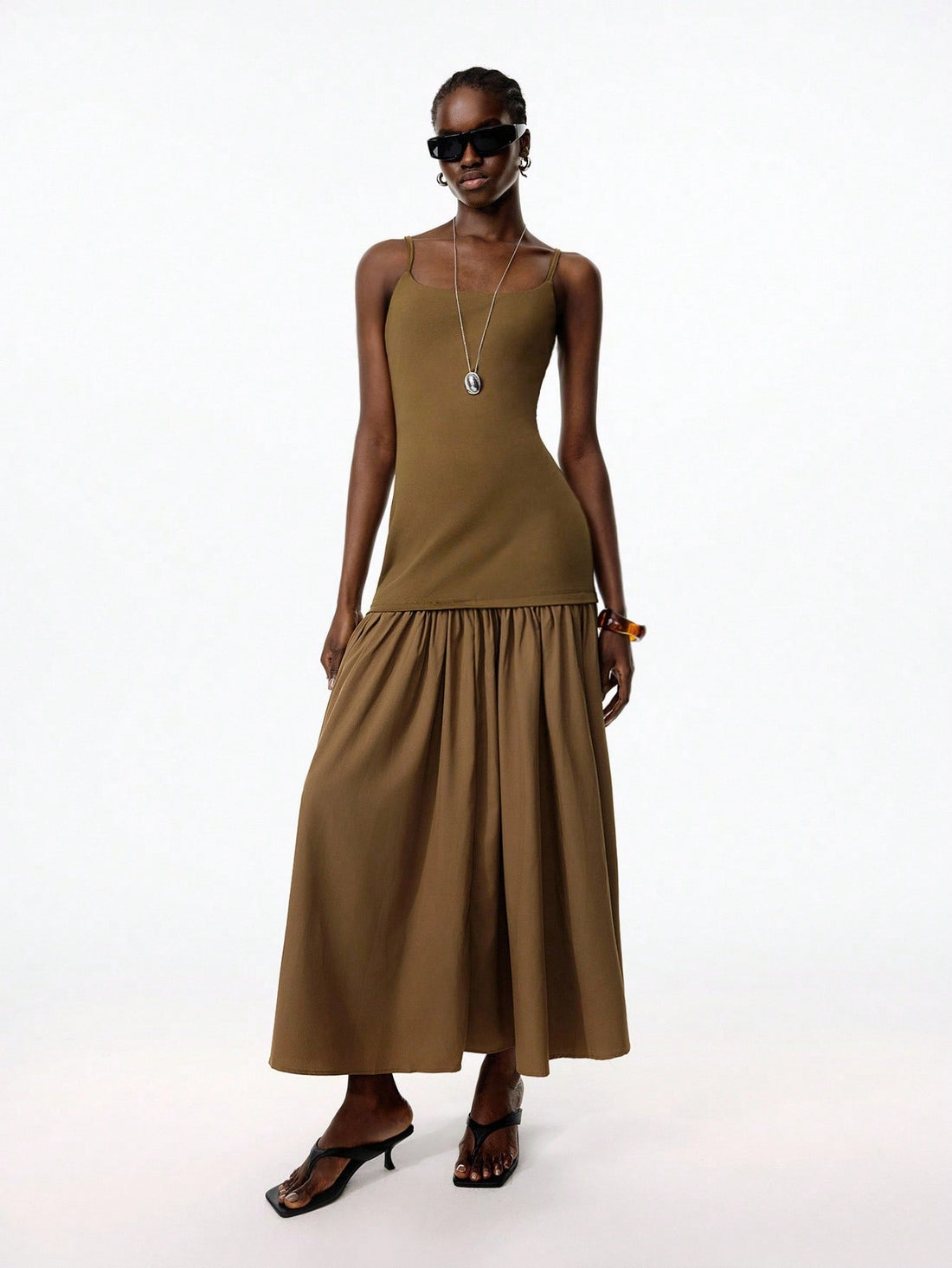 Step into effortless charm with this vintage olive green maxi dress. Its flowy fabric and adjustable straps let you customize your look, perfect for a casual, laid-back vibe. Whether you're out for brunch or a stroll in the park, this 2-in-1 dress brings playful comfort and timeless style together in one easy piece.