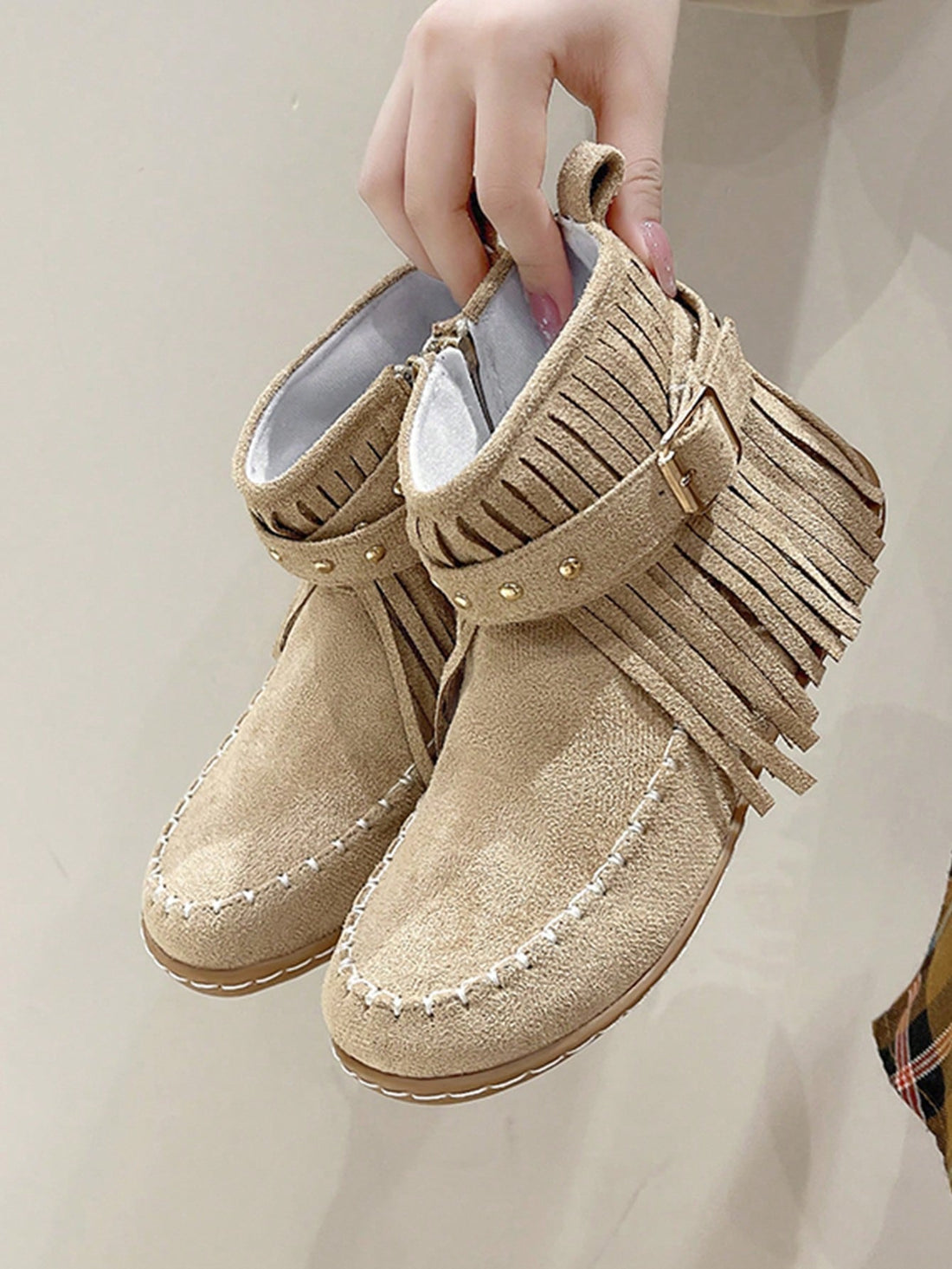 These Vintage Vibes boots feature a frosted tassel design, ideal for adding a touch of vintage flair to any outfit. Perfect for the transitional seasons of spring and autumn, these boots are both stylish and functional. Step into timeless charm with these must-have short boots.