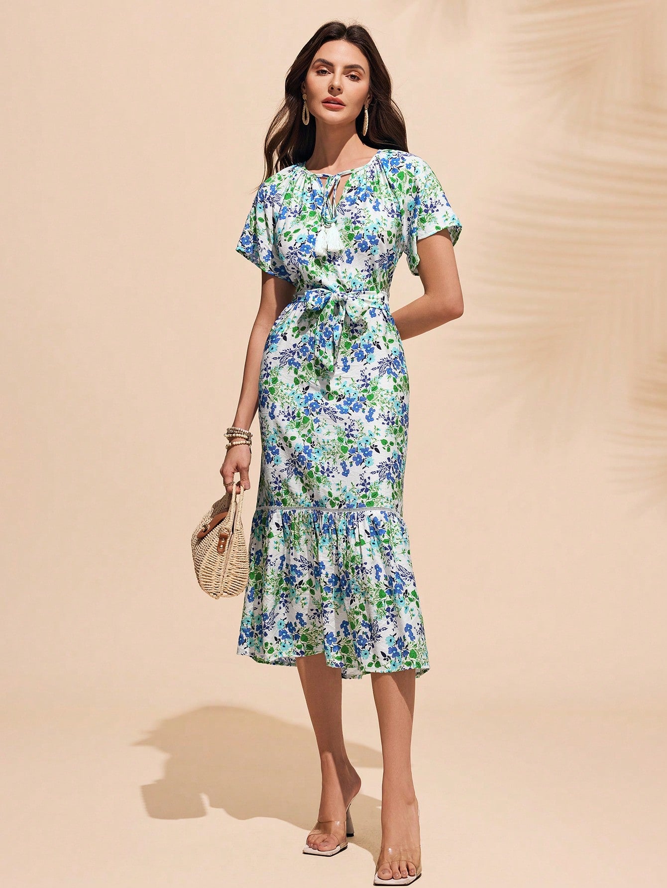 Get ready for a trendy vacation look with our Women's Casual Round Neck Knotted Print Dress! With its stylish round neck and playful print design, you'll be sure to turn heads. Plus, the knotted detail adds a touch of unique flair. Perfect for any laid-back getaway.