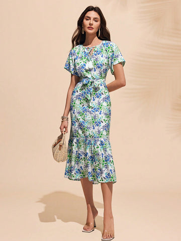 Get ready for a trendy vacation look with our Women's Casual Round Neck Knotted Print Dress! With its stylish round neck and playful print design, you'll be sure to turn heads. Plus, the knotted detail adds a touch of unique flair. Perfect for any laid-back getaway.