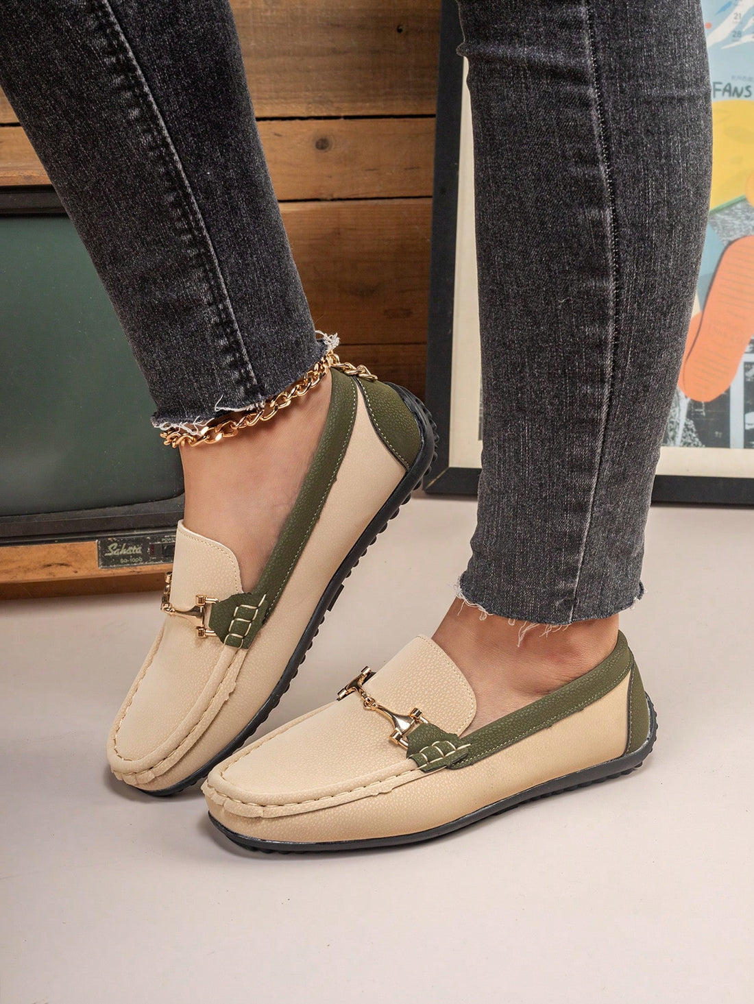 Expertly designed for fashion and function, our Women's Color Contrast Chain Handmade Loafers are the perfect combination of style and comfort. Crafted with breathable materials, these shoes are perfect for any outdoor adventure. The handmade detailing and chic chain accent add a touch of sophistication to your everyday look.