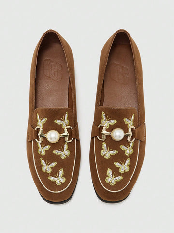 Step out in style and comfort with these playful flat casual shoes designed just for women. Featuring a charming bowknot detail and a stylish round toe, they add a fun touch to any outfit. Perfect for all-day wear, these flats combine ease and elegance effortlessly.