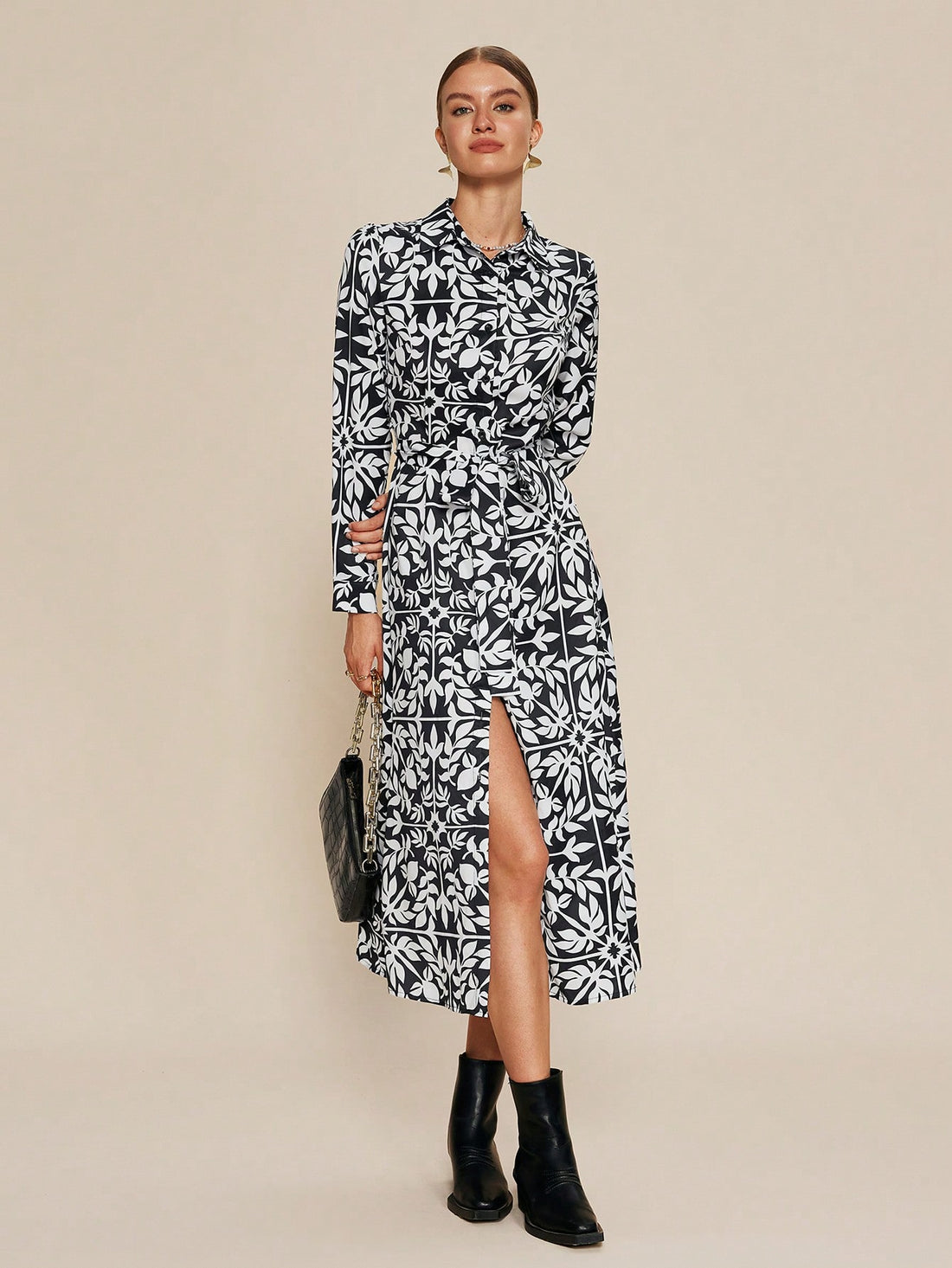 This shirt dress is perfect for autumn with its elegant floral print and long sleeves. The split hem adds a stylish touch to the dress. Stay fashionable and comfortable all season long!