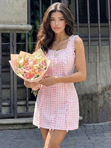 This Women's Elegant Pink & White Plaid Fringe Ruched Waist Mini Dress features a sophisticated checkered pattern and textured trim to ensure a standout look. The flattering ruched waist and decorative fringe offer a modern twist on a classic style, making it perfect for garden parties or brunch.