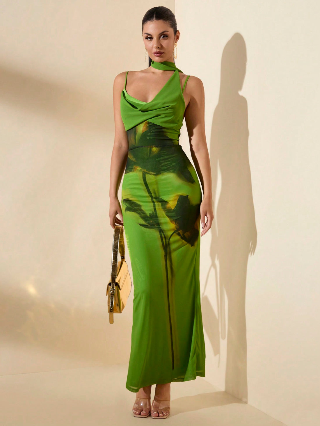 Introducing the must-have piece for your summer wardrobe: the Women's Floral Print Maxi Beach Dress! With its sleeveless design and neck tie, this dress effortlessly combines style and comfort. Perfect for a day at the beach or a summer soirée.