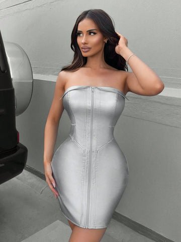 Unleash your bold and daring style with our Women's Metallic Strapless Front Zipper Dress. The chic design features a striking front zipper, adding a touch of elegance to the sleek metallic finish. Perfect for a confident and sophisticated look.