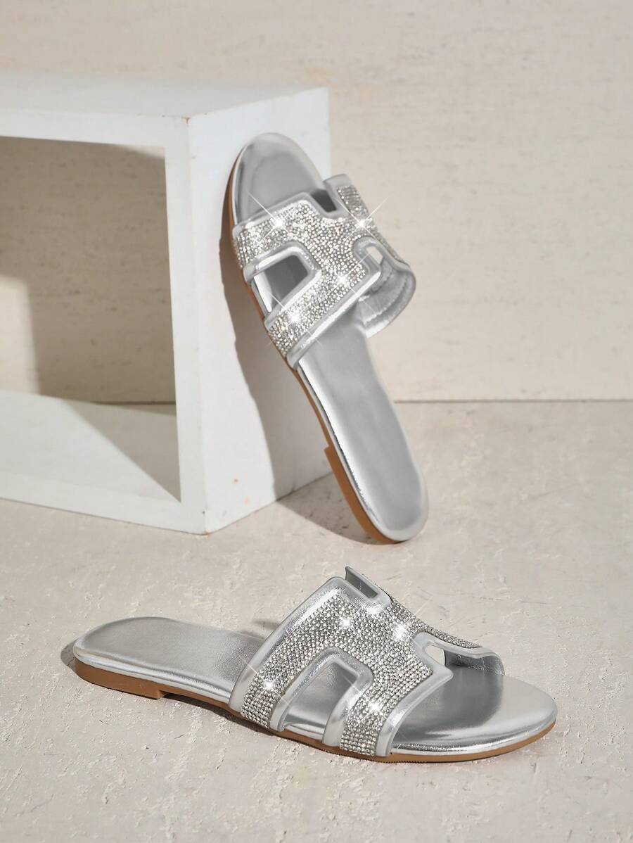 Experience ultimate comfort and style with our Women's Open Toe Flat Sandals! Perfect for your vacation and beach adventures, these sandals provide both fashion and practicality. Say goodbye to discomfort and hello to relaxed vibes with our must-have footwear.