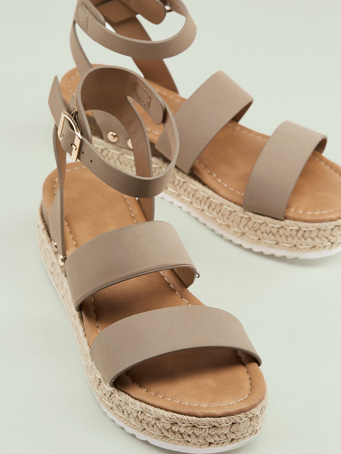 Elevate your summer style with our Women's Solid Color Chunky Heel Sandals! Designed for comfort and durability, these sandals feature a thick anti-slip sole to keep you steady on your feet. Perfect for casual outings or dressier occasions. Get yours today!