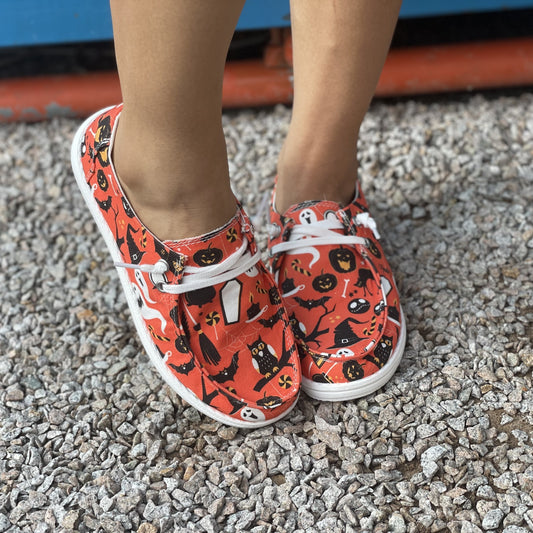 These low-top canvas shoes feature a unique Halloween-style design of pumpkins and owls. Perfect for casual outdoor wear or travel, the breathable canvas material and durable lacing system offer comfort and support. Enjoy a stylish, festive look with these Halloween Chic shoes.