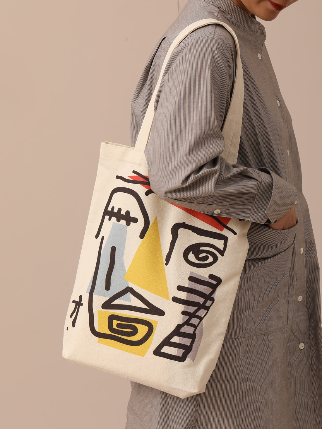This chic and stylish geometric <a href="https://canaryhouze.com/collections/canvas-tote-bags" target="_blank" rel="noopener">tote bag</a> is the perfect accessory for any shopping trip or workday. Its unique design adds a touch of sophistication while providing ample space for all your essentials. Stay fashionable and organized with this must-have bag.
