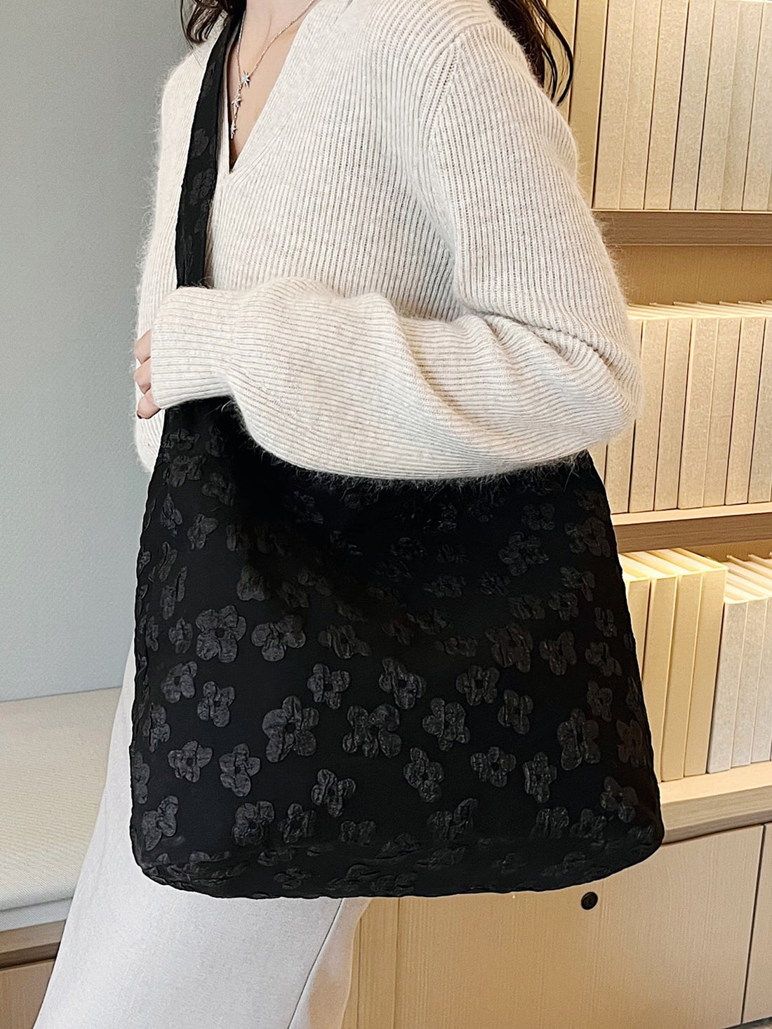 Chic and Sophisticated: Preppy Flower Decor Tote Bag with Double Handles